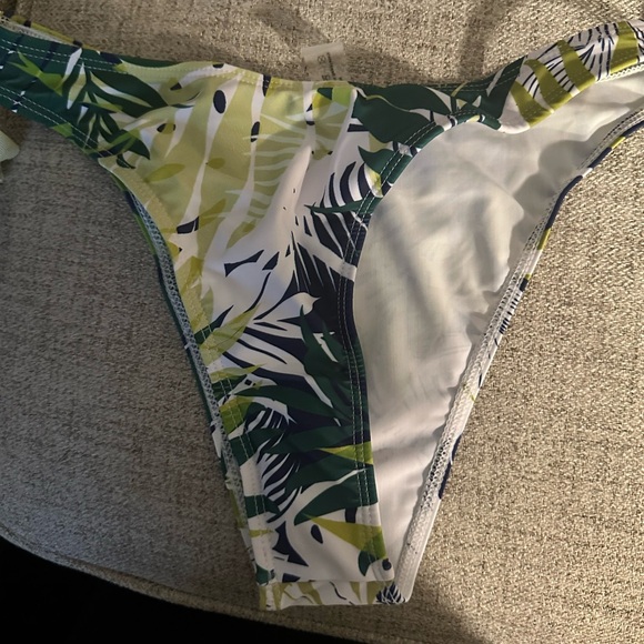 Green bathing suit - Picture 5 of 5